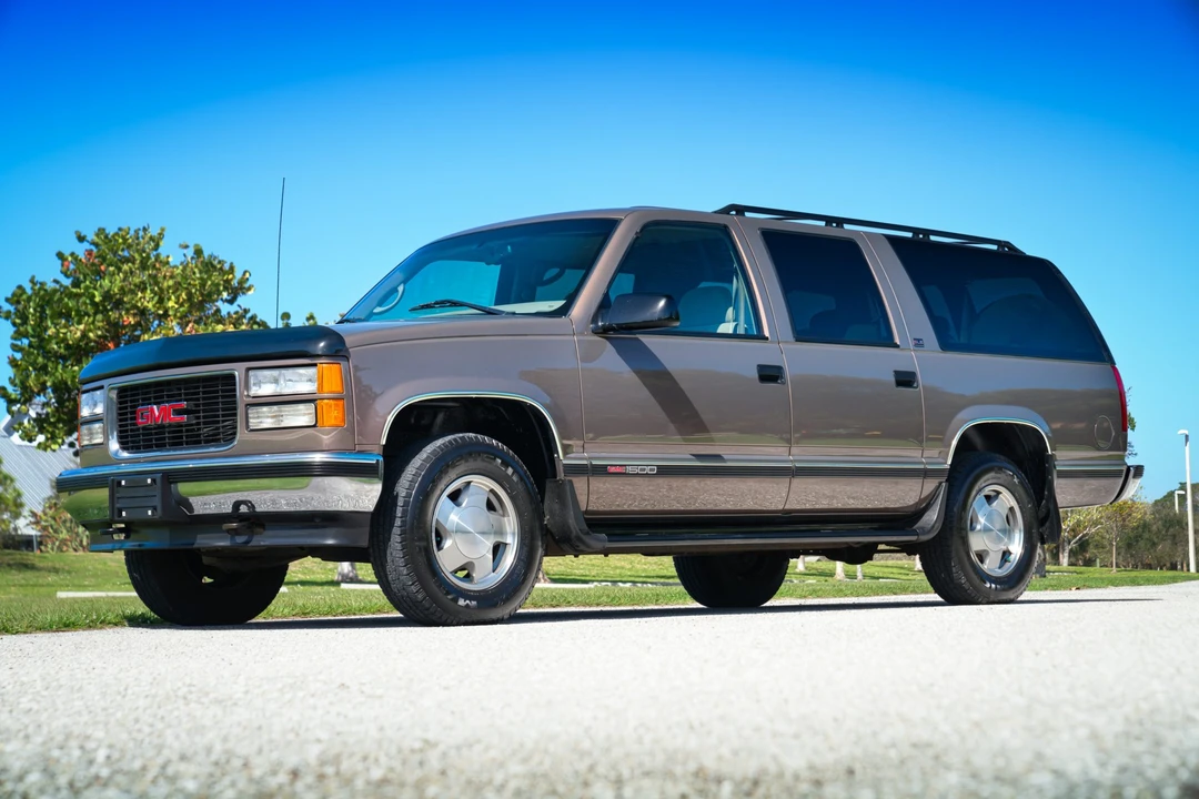 1997 GMC Suburban 8th Gen - Image 2 of 31