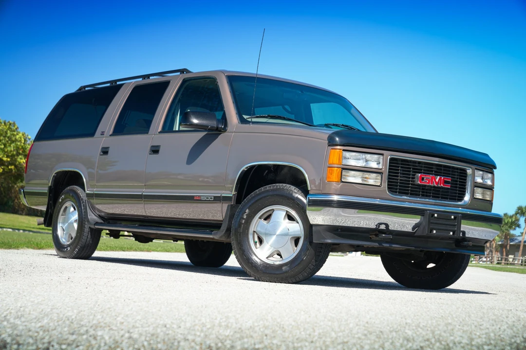 1997 GMC Suburban 8th Gen - Image 25 of 31