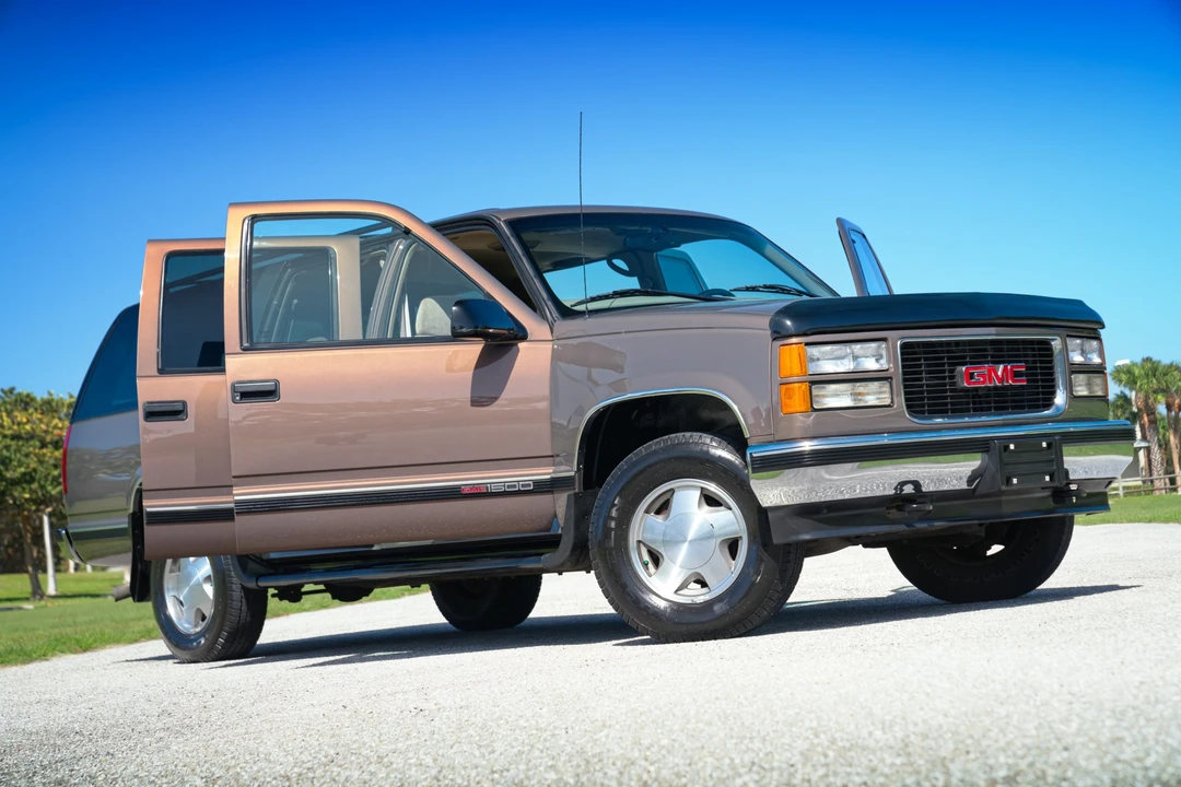 1997 GMC Suburban 8th Gen - Image 26 of 31