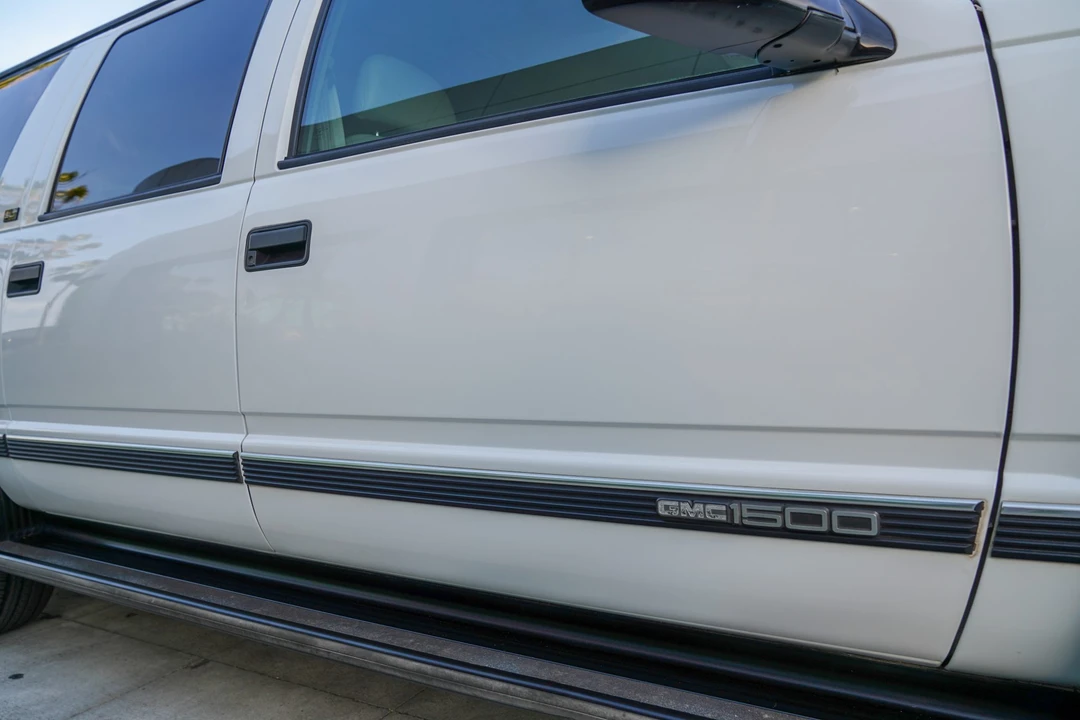1997 GMC Suburban 8th Gen - Image 27 of 31