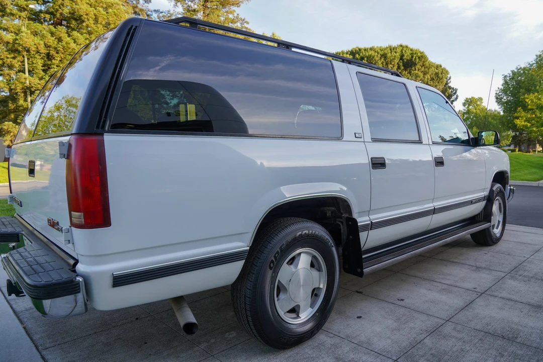 1997 GMC Suburban 8th Gen - Image 9 of 31