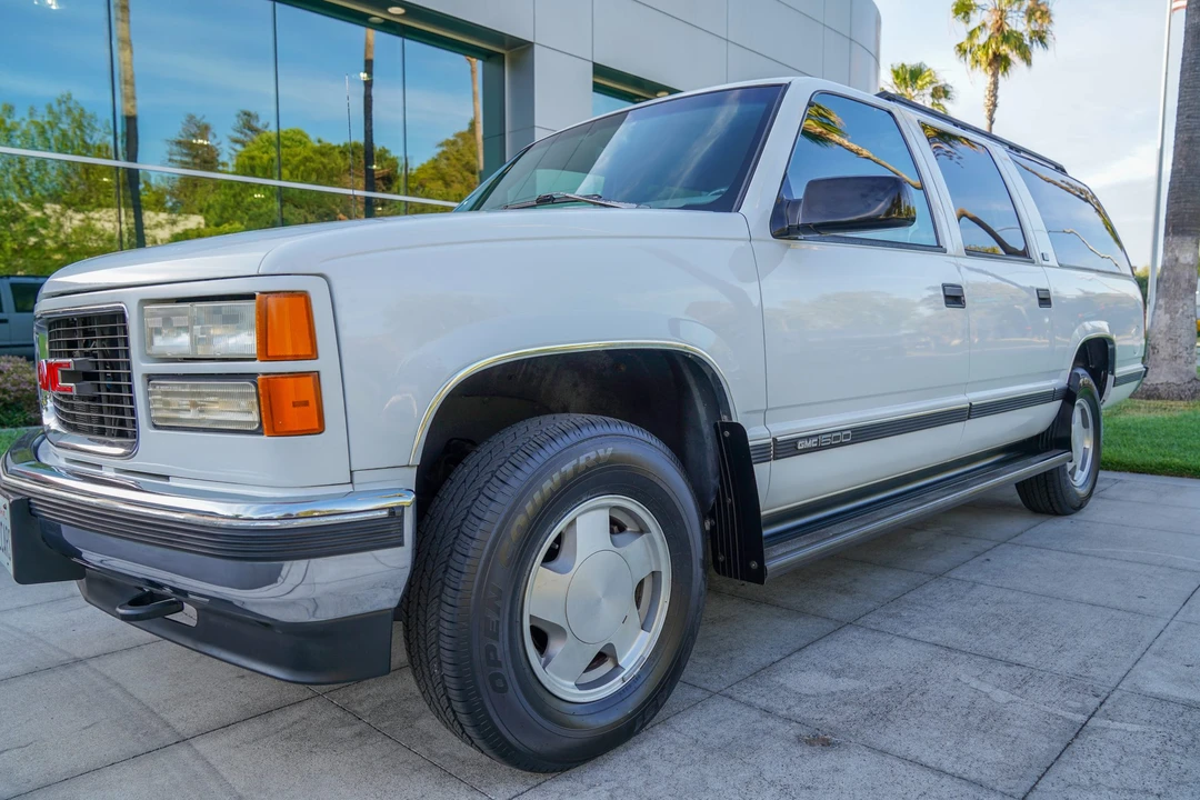 1997 GMC Suburban 8th Gen - Image 2 of 31