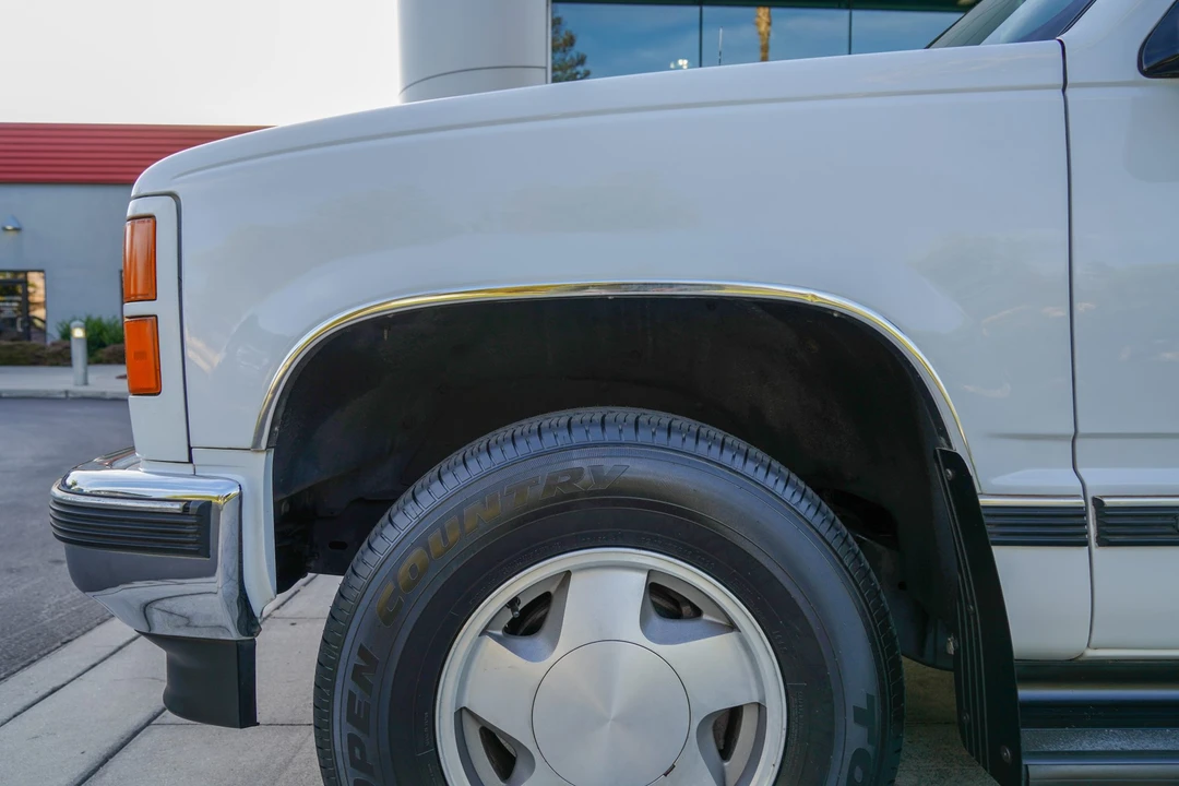 1997 GMC Suburban 8th Gen - Image 30 of 31