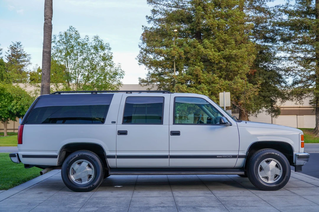 1997 GMC Suburban 8th Gen - Image 8 of 31