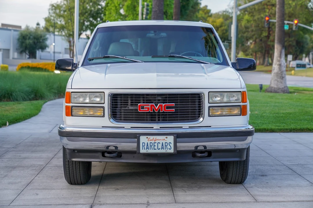 1997 GMC Suburban 8th Gen - Image 3 of 31