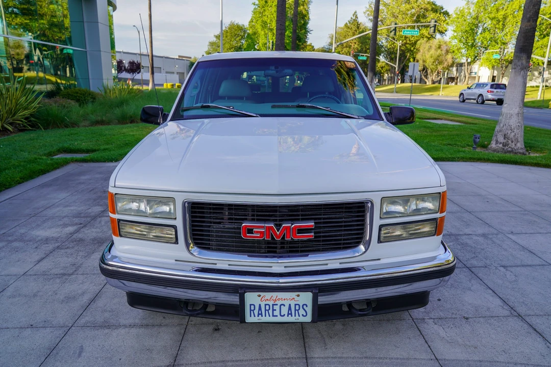 1997 GMC Suburban 8th Gen - Image 4 of 31
