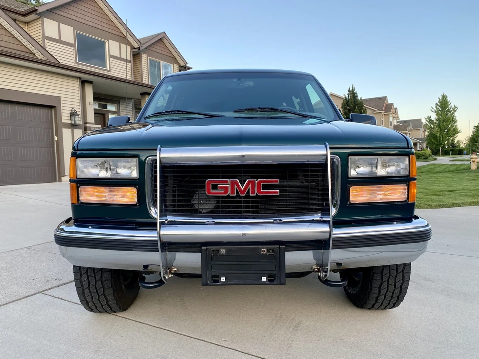 1997 GMC Suburban 8th Gen - Image 4 of 31