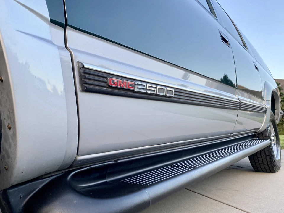 1997 GMC Suburban 8th Gen - Image 18 of 31