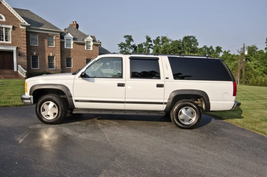 1997 GMC Suburban 8th Gen - Image 3 of 10