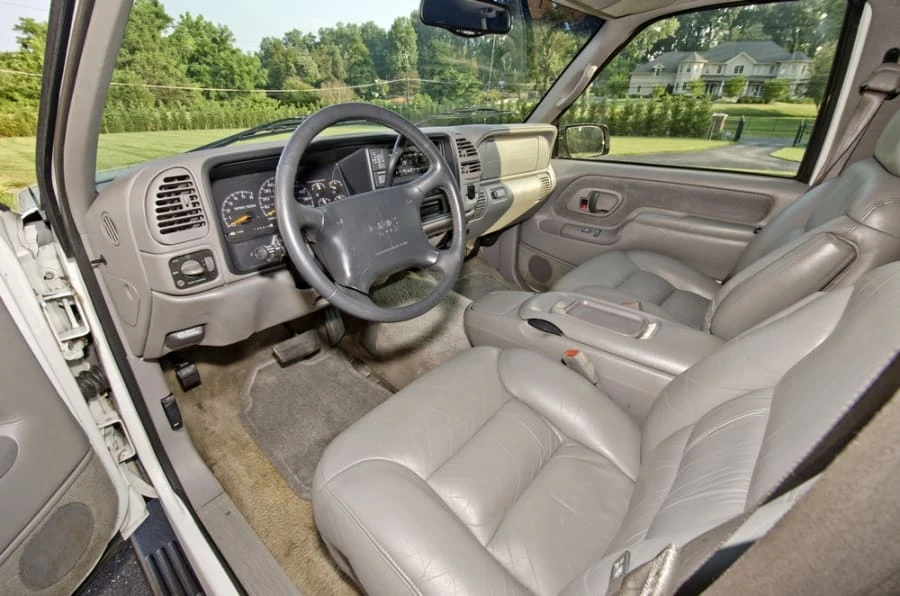 1997 GMC Suburban 8th Gen - Image 4 of 10