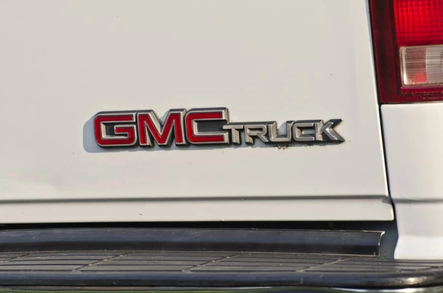 1997 GMC Suburban 8th Gen - Image 9 of 10