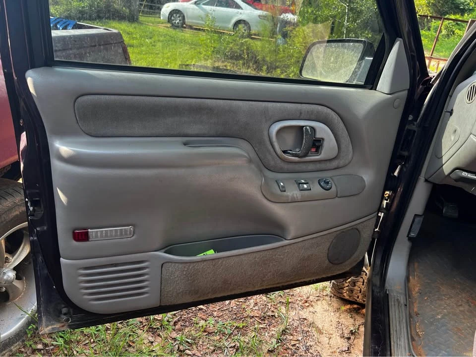 1997 GMC Yukon 1st Gen - Image 5 of 10