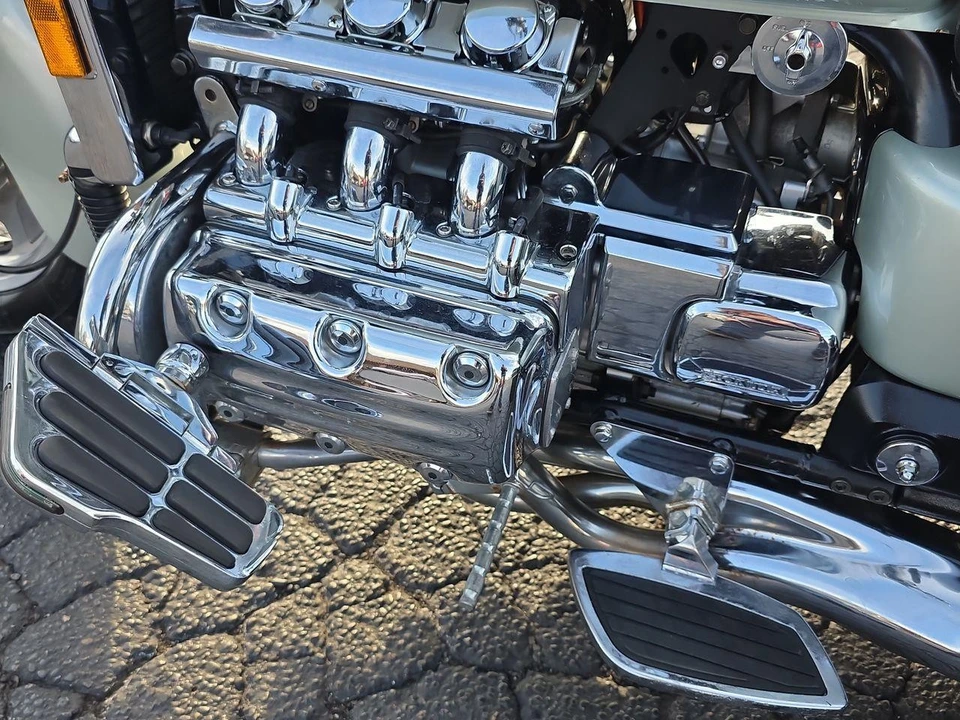 1997 Honda Gold Wing - Image 10 of 21