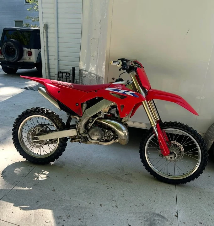 1997 Honda CR - Image 2 of 10