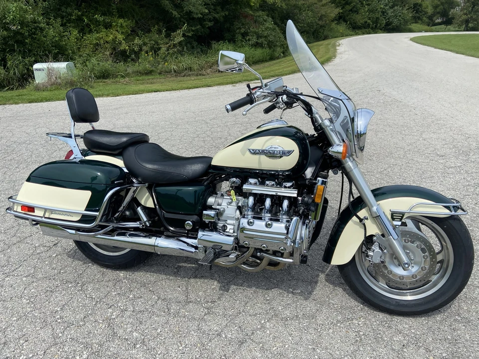 1997 Honda Gold Wing - Image 2 of 31