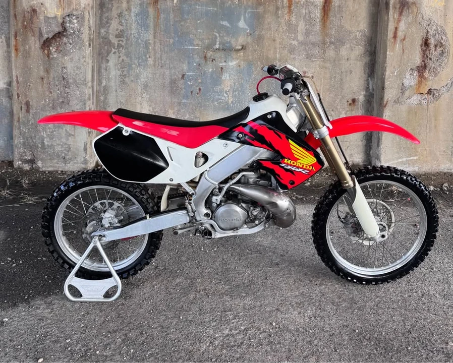 1997 Honda CR - Image 2 of 4