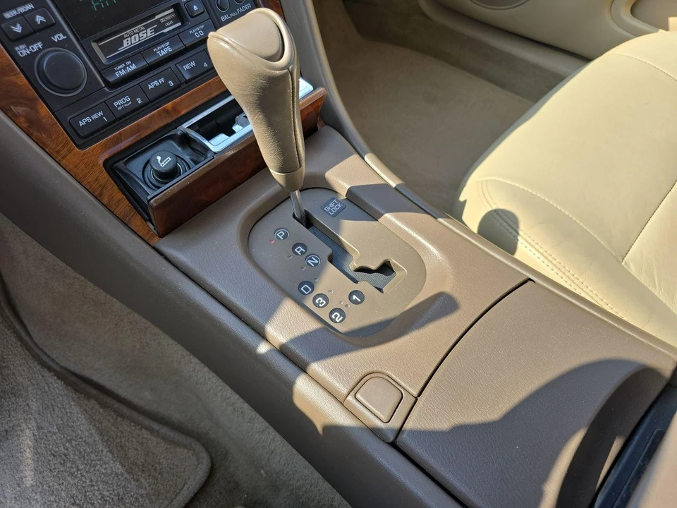 1997 Infiniti J30 - Image 10 of 31