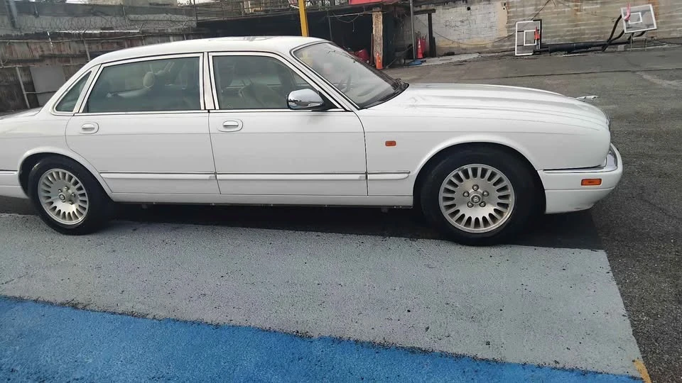 1997 Jaguar X300 XJ - Image 5 of 14
