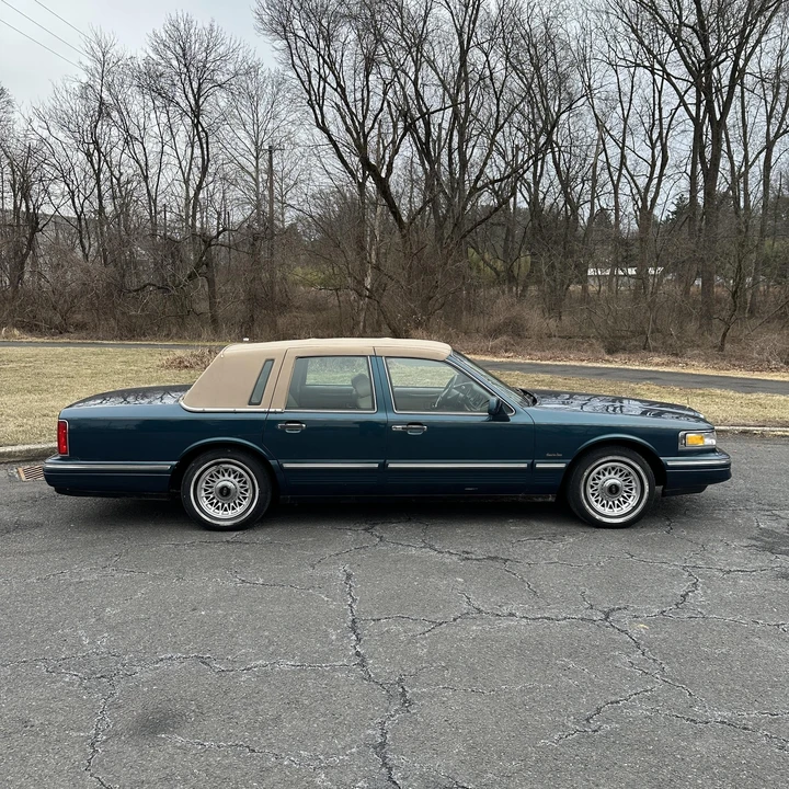 1997 Lincoln Town Car - Image 2 of 12