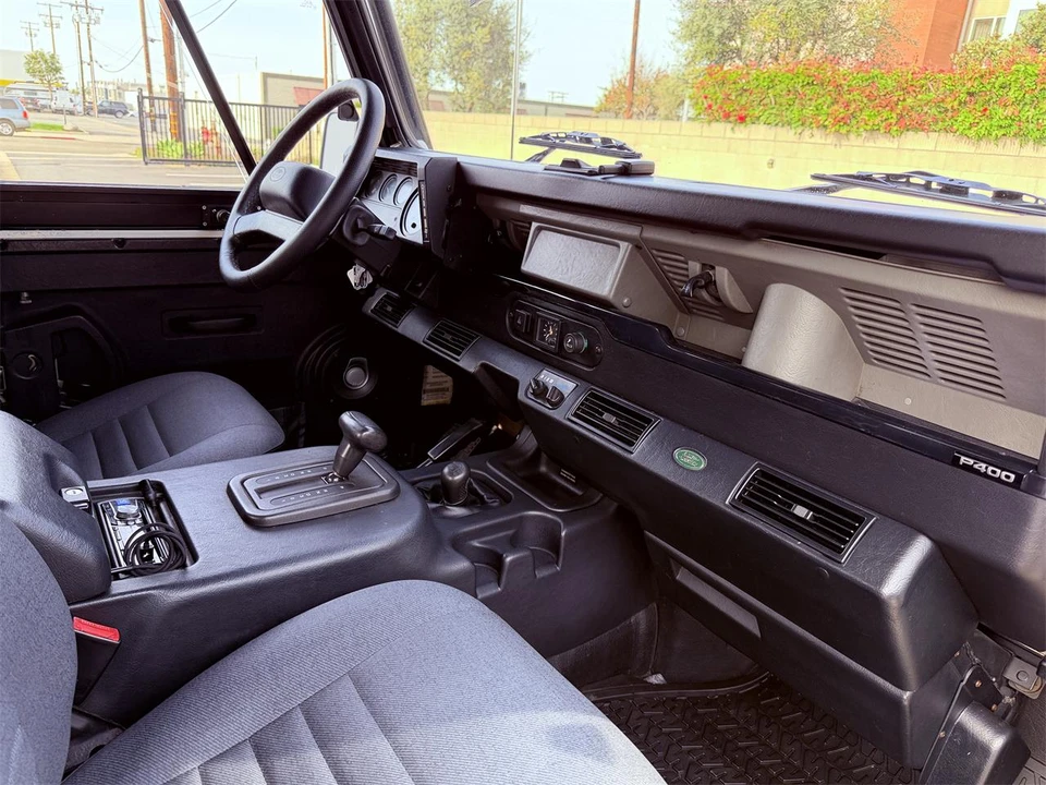 1997 Land Rover Defender - Image 9 of 17