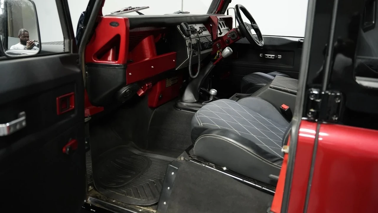 1997 Land Rover Defender 110 - Image 5 of 12
