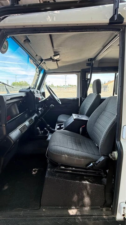 1997 Land Rover Defender 110 - Image 6 of 10