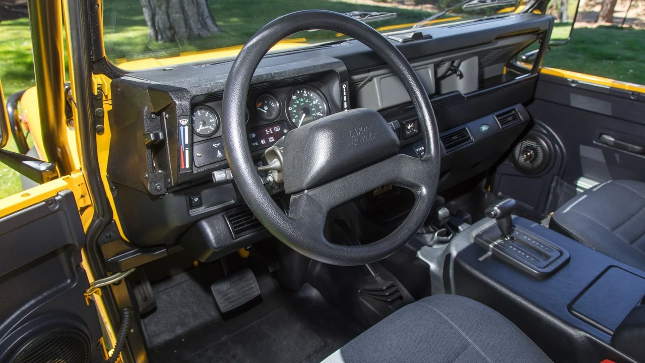 1997 Land Rover Defender 90 - Image 6 of 31