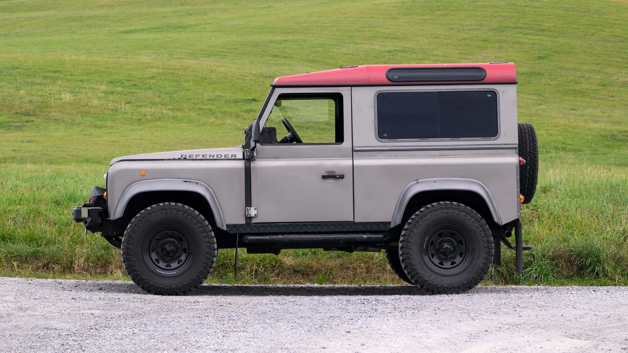 1997 Land Rover Defender 90 - Image 2 of 28