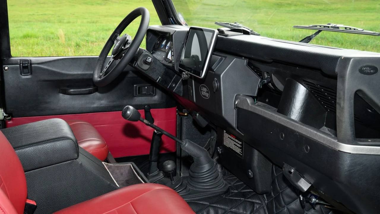 1997 Land Rover Defender 90 - Image 7 of 28