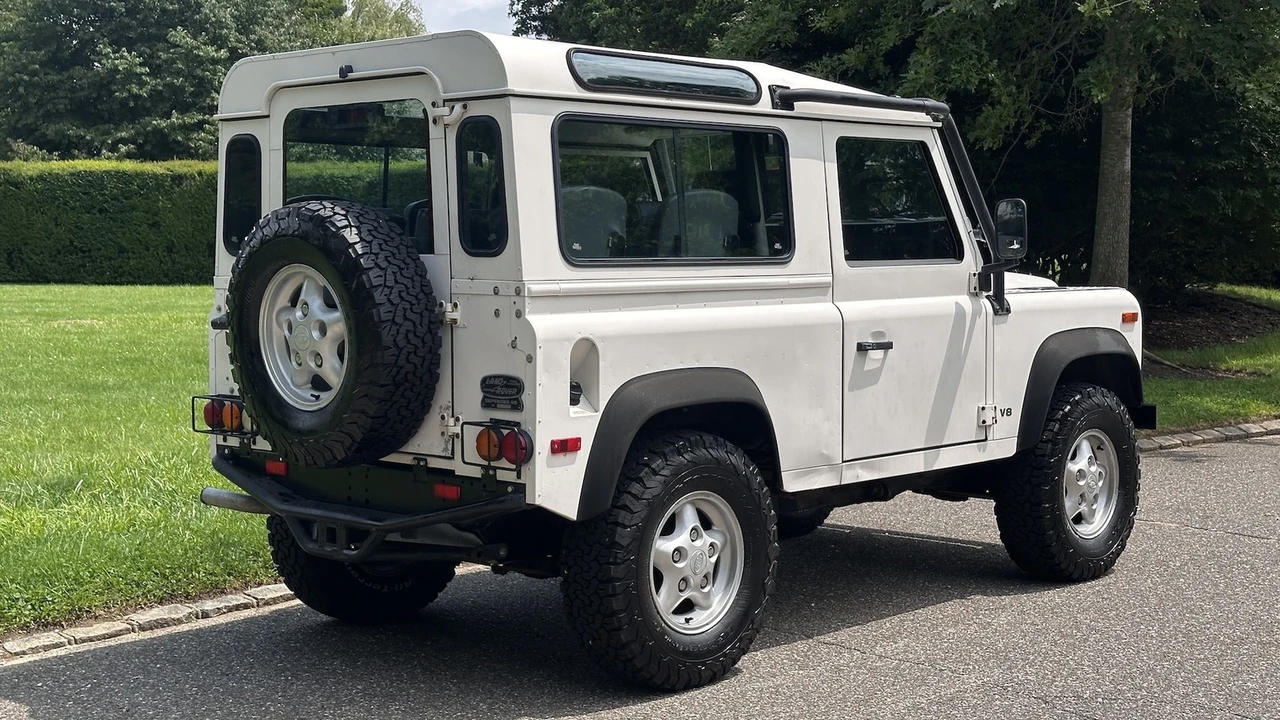 1997 Land Rover Defender - Image 9 of 31