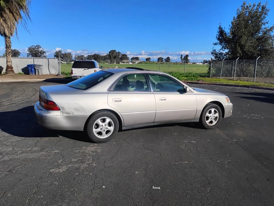 1997 Lexus ES 3rd Gen - Image 2 of 4