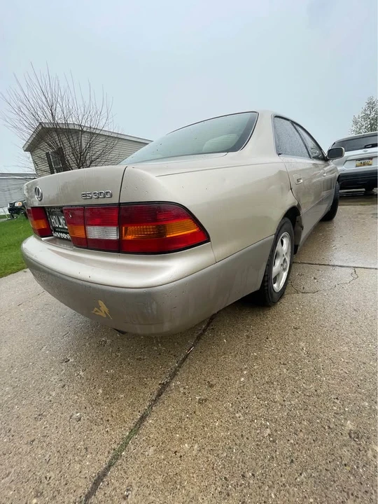 1997 Lexus ES 3rd Gen - Image 8 of 9