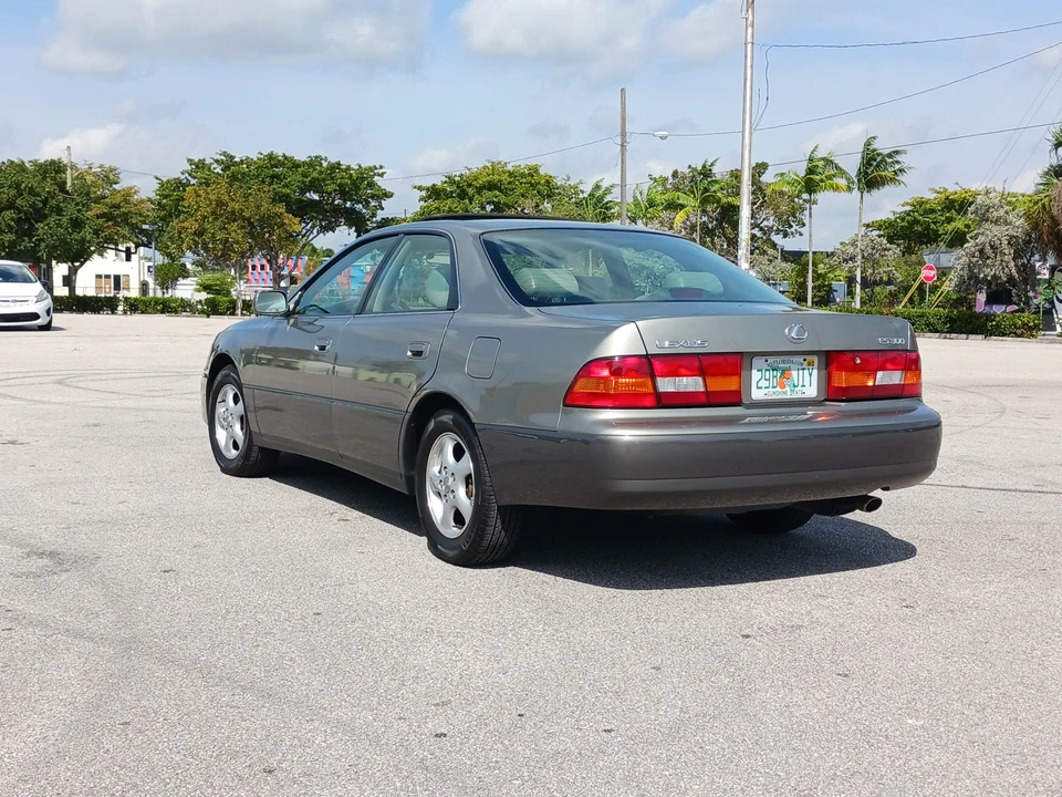 1997 Lexus ES 3rd Gen - Image 11 of 31