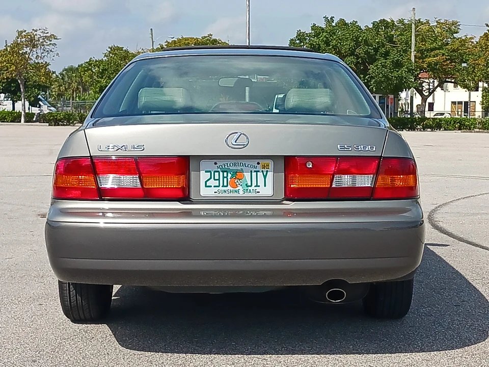 1997 Lexus ES 3rd Gen - Image 10 of 31