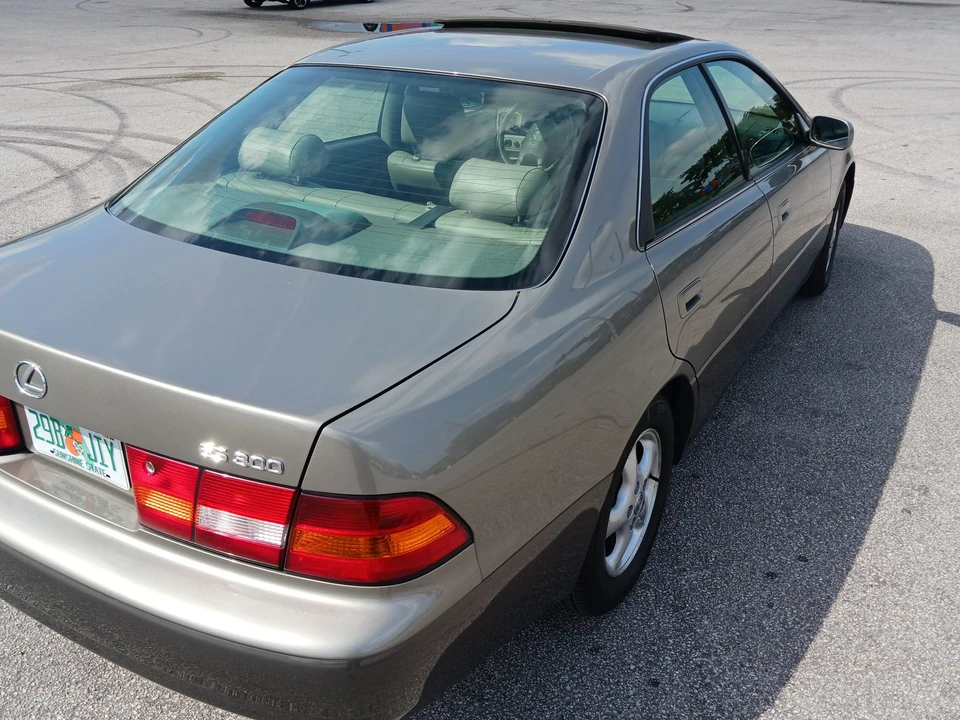 1997 Lexus ES 3rd Gen - Image 9 of 31