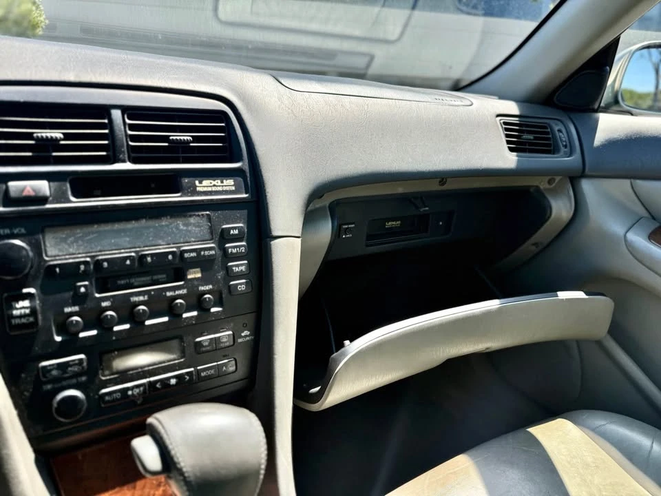1997 Lexus ES 3rd Gen - Image 12 of 14