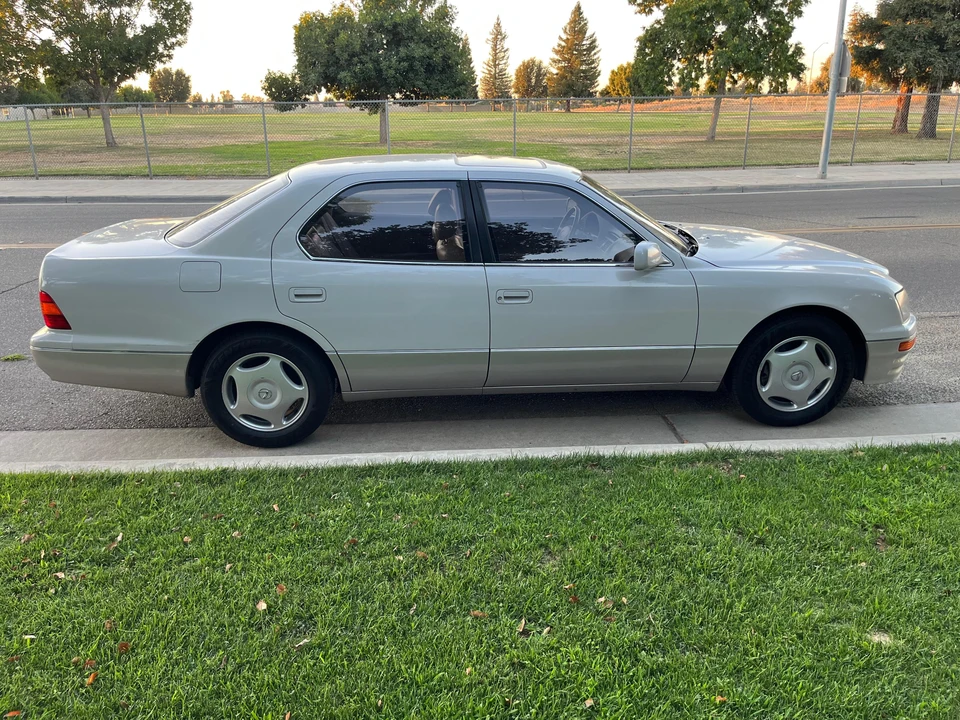1997 Lexus LS 2nd Gen - Image 28 of 31