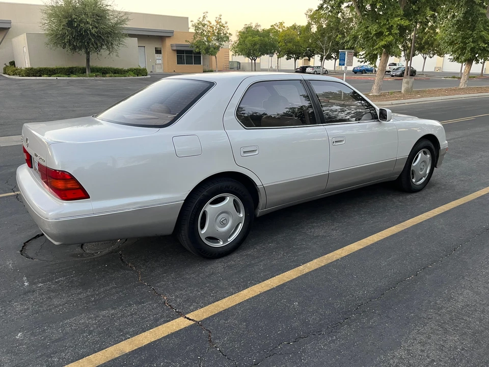 1997 Lexus LS 2nd Gen - Image 26 of 31