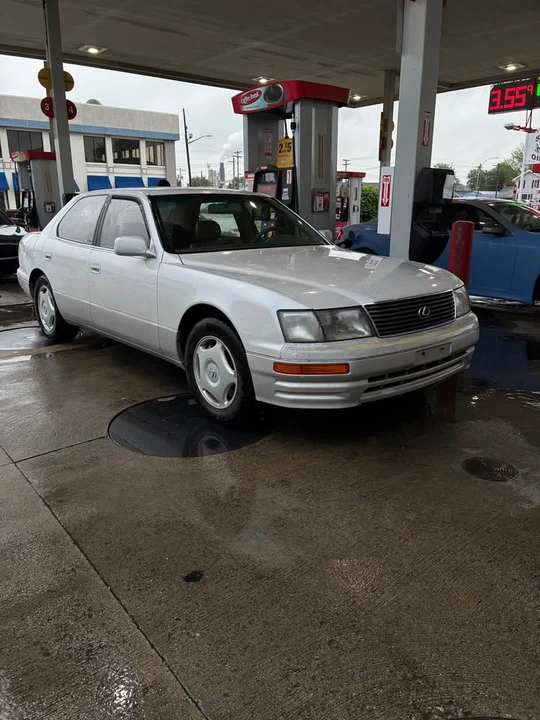 1997 Lexus LS 2nd Gen - Image 2 of 11