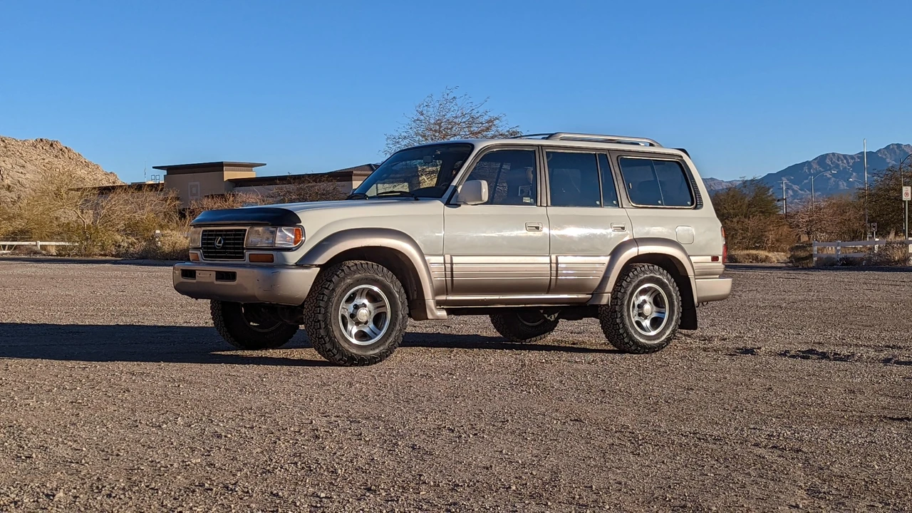 1997 Lexus LX 1st Gen - Image 17 of 31