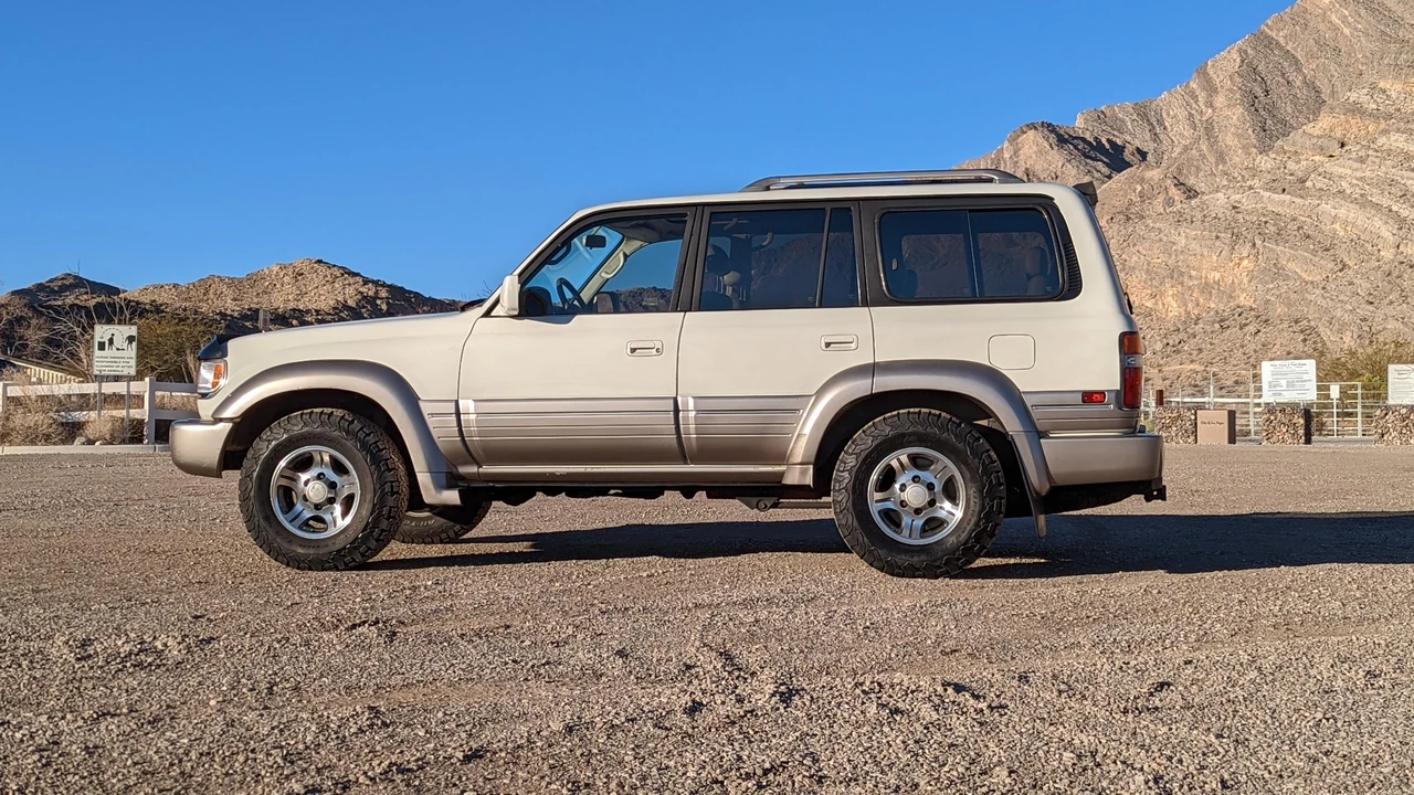 1997 Lexus LX 1st Gen - Image 24 of 31
