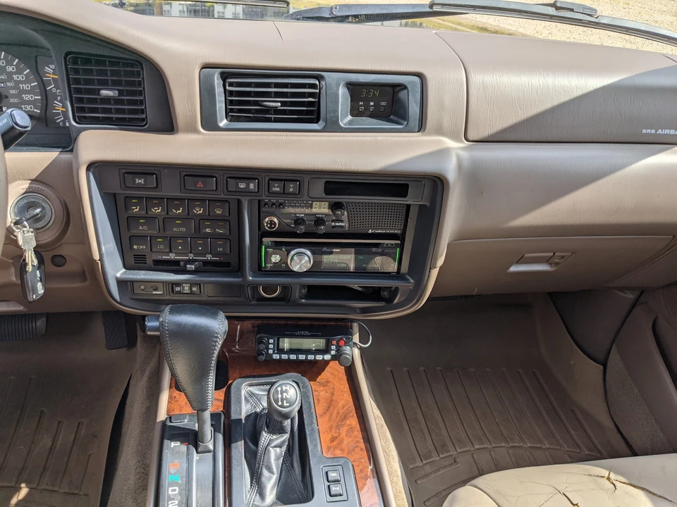 1997 Lexus LX 1st Gen - Image 28 of 31