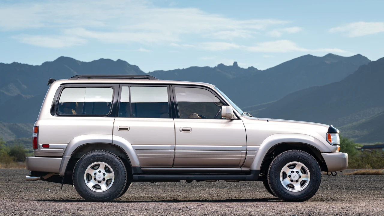 1997 Lexus LX 1st Gen - Image 17 of 31