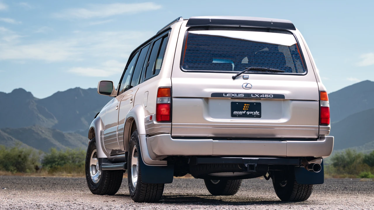 1997 Lexus LX 1st Gen - Image 27 of 31