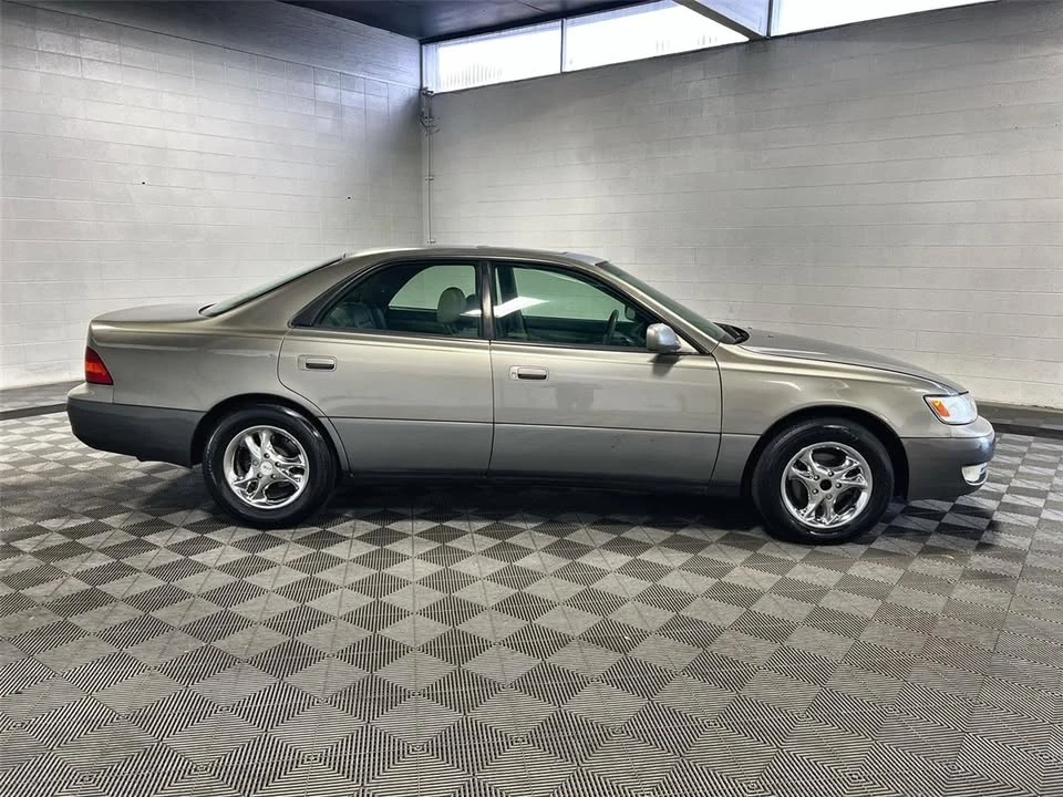 1997 Lexus ES 3rd Gen - Image 5 of 9