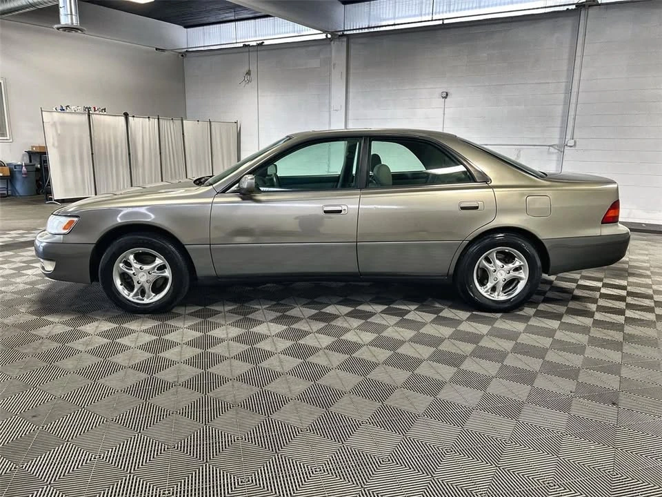 1997 Lexus ES 3rd Gen - Image 3 of 9