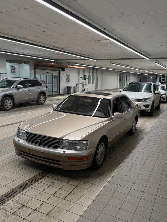 1997 Lexus LS 2nd Gen - Image 12 of 13