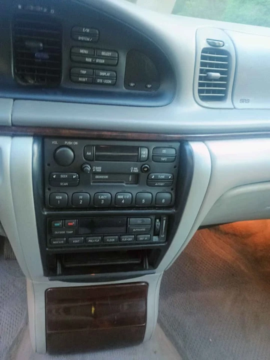 1997 Lincoln Continental 9th Gen - Image 3 of 10
