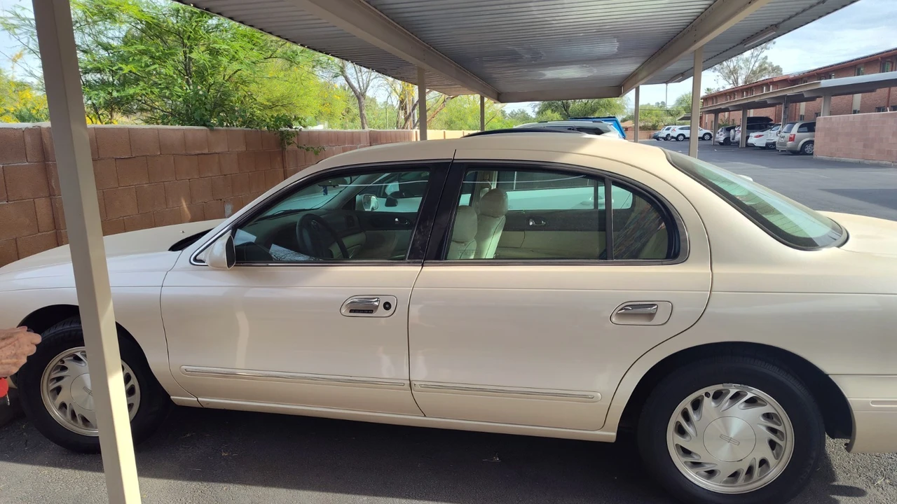 1997 Lincoln Continental 9th Gen - Image 8 of 11