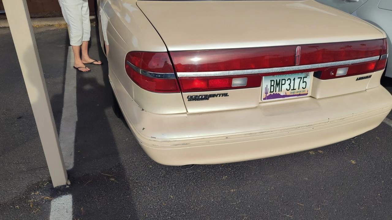 1997 Lincoln Continental 9th Gen - Image 2 of 11